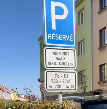 parkování před klinikou