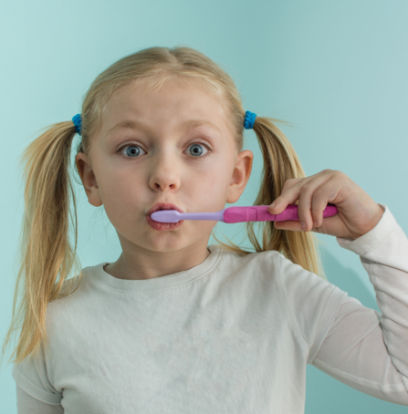 Jak přimět děti k pravidelnému čištění zubů